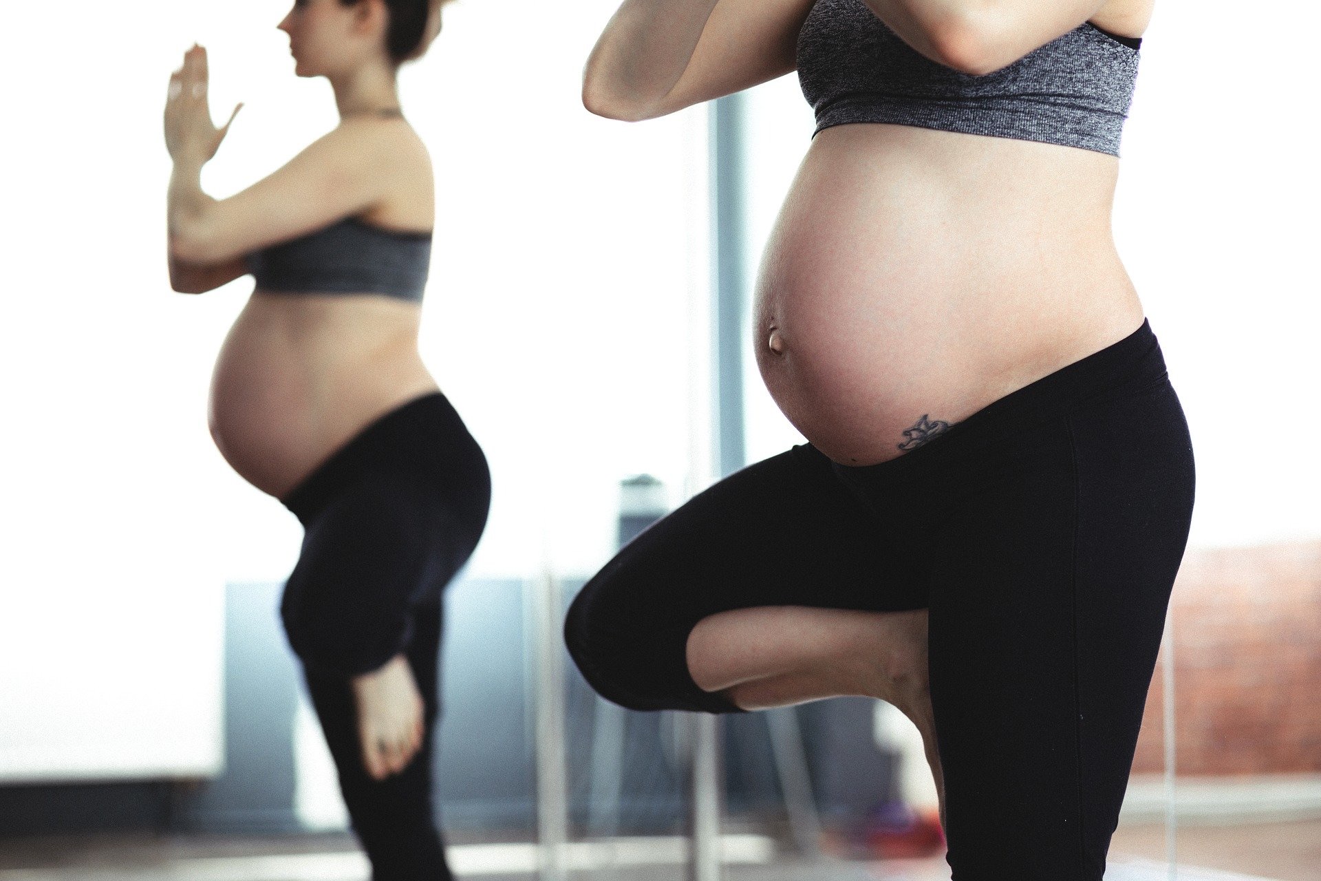 Schwangere Yoga-Frauen
